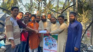 আল-আনফাল ফাউন্ডেশনের স্বেচ্ছাসেবকরা অগ্নিকাণ্ডে ক্ষতিগ্রস্ত পরিবারের হাতে আর্থিক সহায়তা প্রদান করছেন — মানবতার সেবায় ইসলামিক দানের একটি উদ্যোগ।